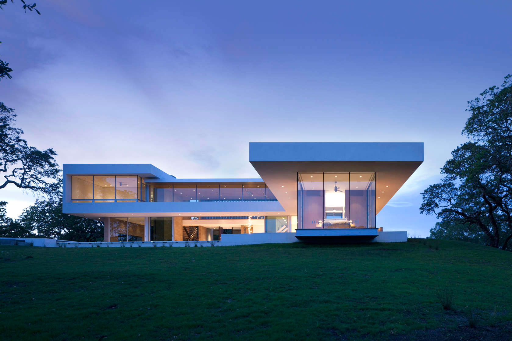 A Stunning Contemporary Home with Dramatic Pool and Vineyard Views in Windsor, California by Swatt | Miers Architects (20)