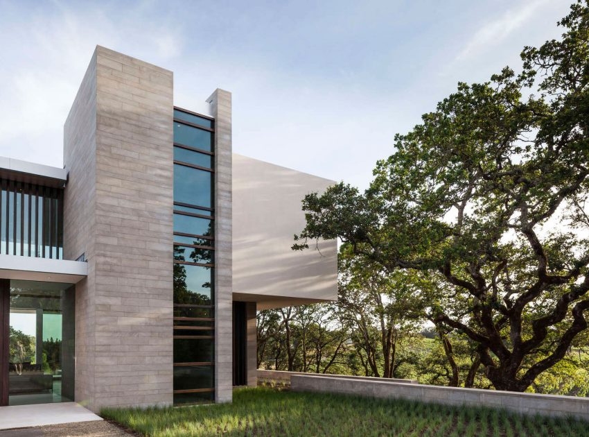 A Stunning Contemporary Home with Dramatic Pool and Vineyard Views in Windsor, California by Swatt | Miers Architects (3)