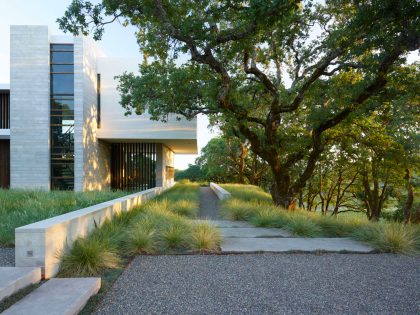 A Stunning Contemporary Home with Dramatic Pool and Vineyard Views in Windsor, California by Swatt | Miers Architects (4)