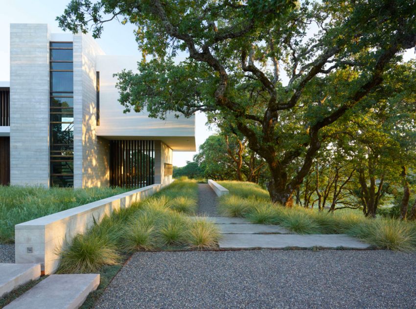 A Stunning Contemporary Home with Dramatic Pool and Vineyard Views in Windsor, California by Swatt | Miers Architects (4)