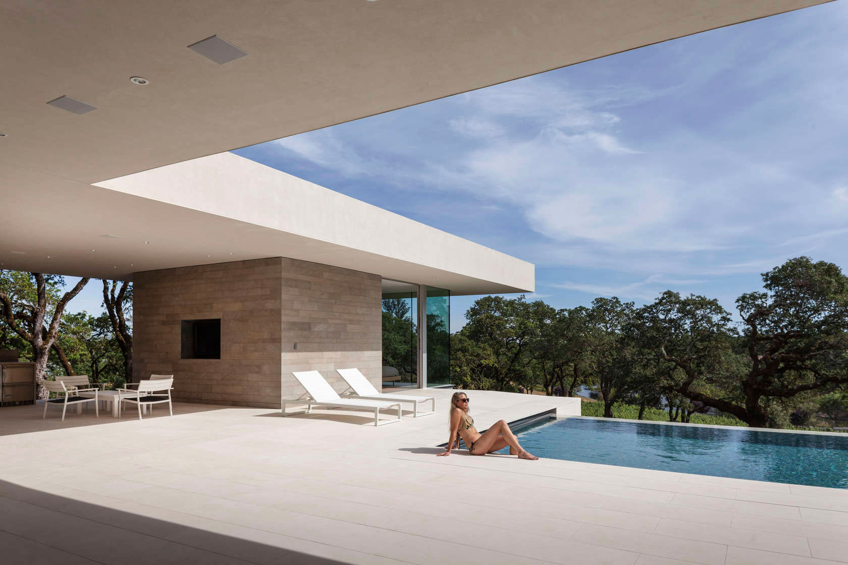 A Stunning Contemporary Home with Dramatic Pool and Vineyard Views in Windsor, California by Swatt | Miers Architects (7)