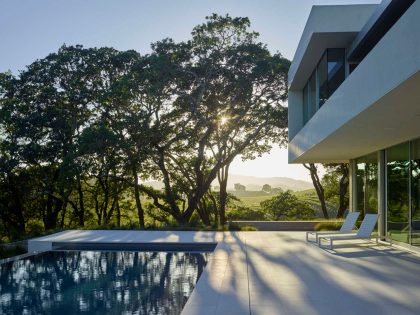 A Stunning Contemporary Home with Dramatic Pool and Vineyard Views in Windsor, California by Swatt | Miers Architects (8)