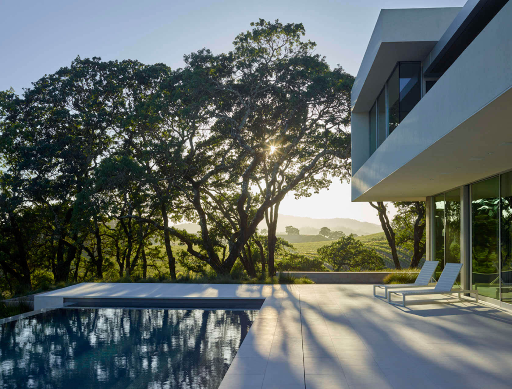 A Stunning Contemporary Home with Dramatic Pool and Vineyard Views in Windsor, California by Swatt | Miers Architects (8)
