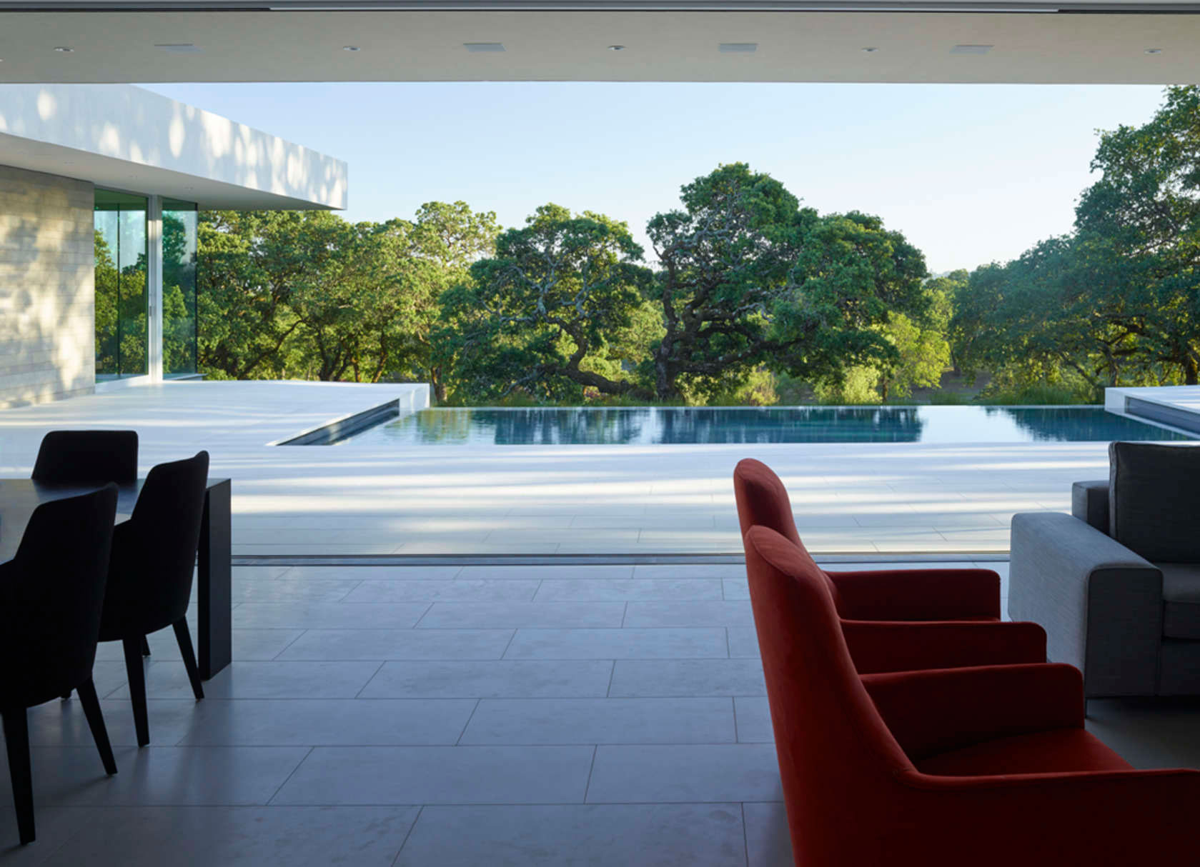 A Stunning Contemporary Home with Dramatic Pool and Vineyard Views in Windsor, California by Swatt | Miers Architects (9)