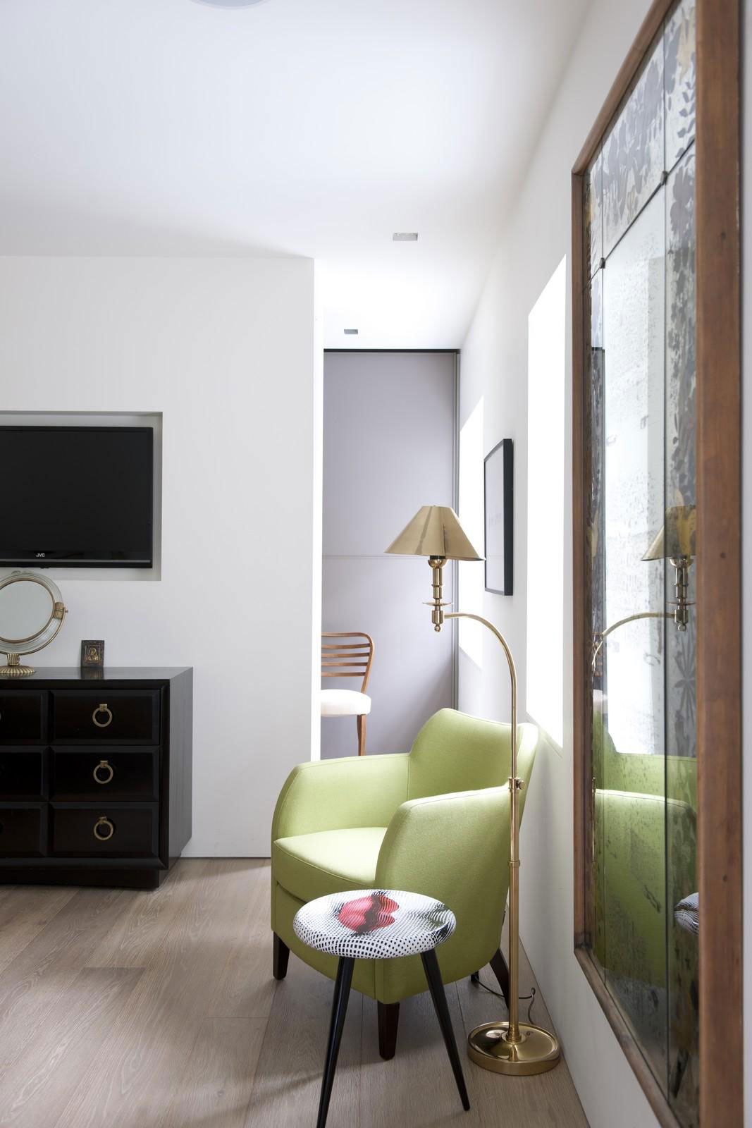 A Stunning Contemporary Home with Spaces Full of Natural Light in London's Hyde Park by Andy Martin Architects (12)