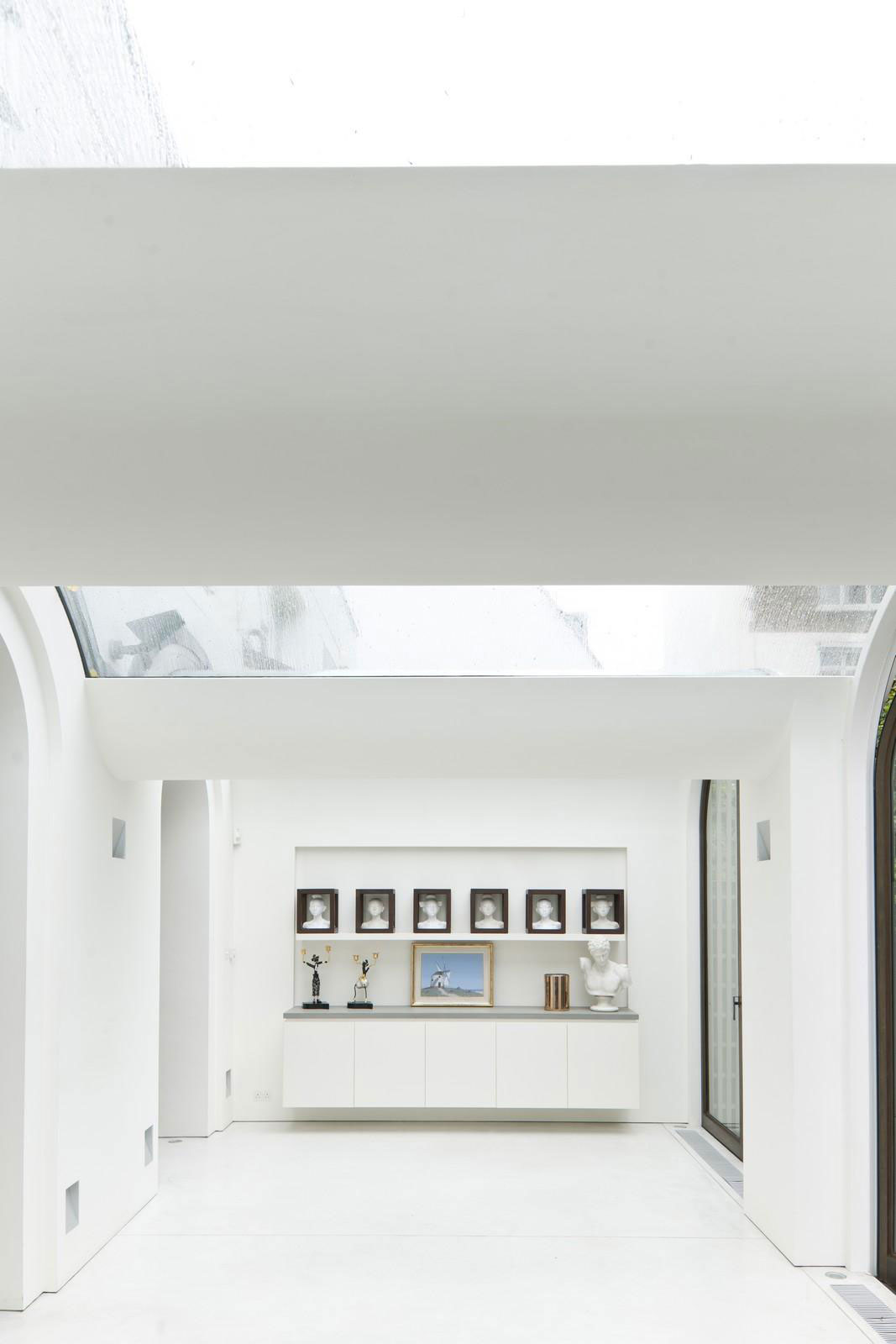 A Stunning Contemporary Home with Spaces Full of Natural Light in London's Hyde Park by Andy Martin Architects (4)