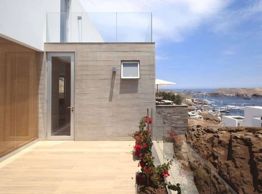 A Stunning Contemporary House with Spectacular Views Over the Bay in the Pucusana District by Domenack Arquitectos (10)