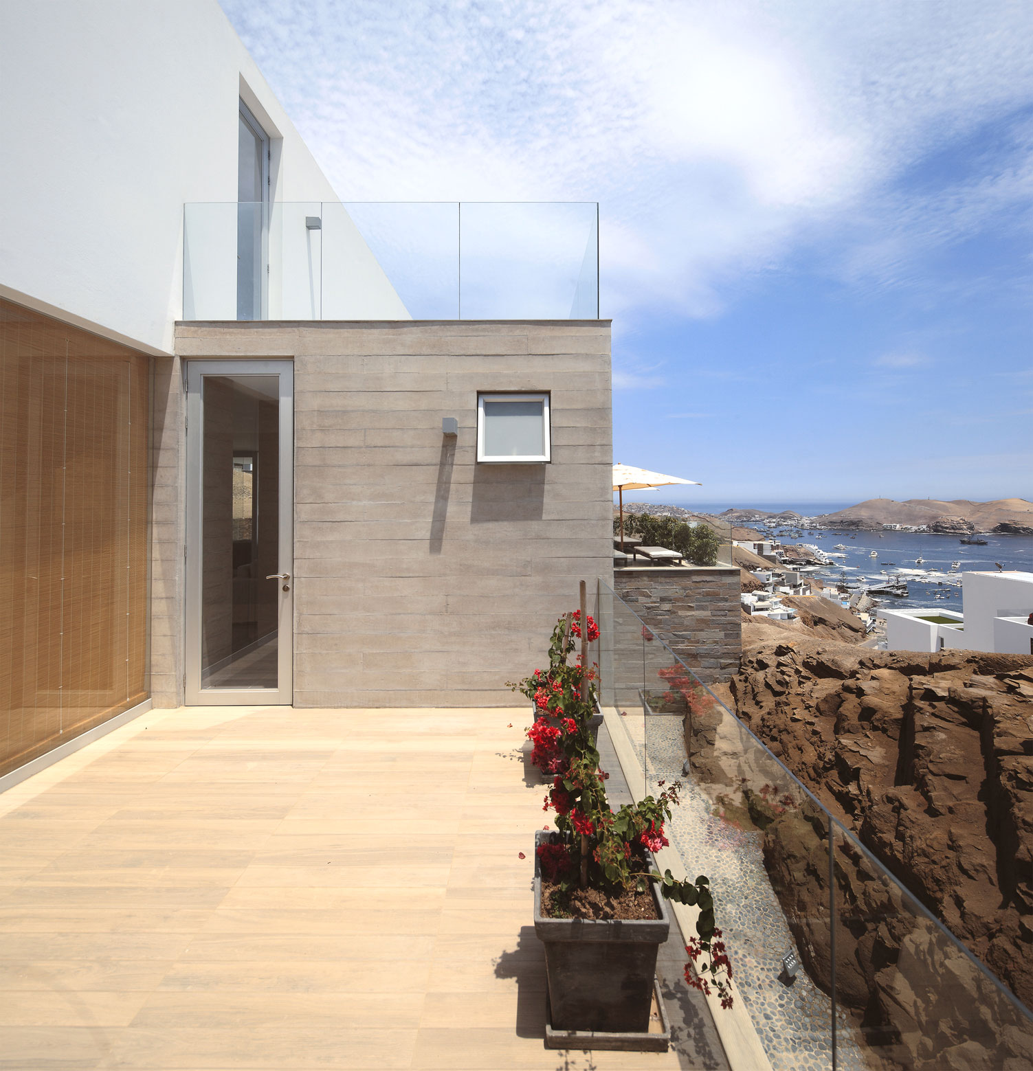 A Stunning Contemporary House with Spectacular Views Over the Bay in the Pucusana District by Domenack Arquitectos (10)
