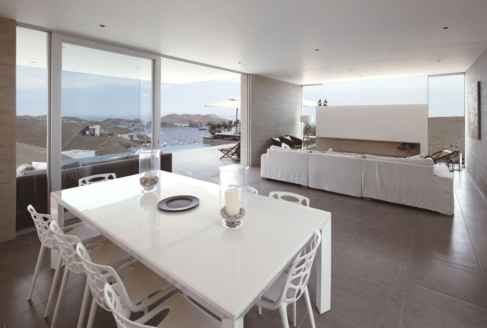 A Stunning Contemporary House with Spectacular Views Over the Bay in the Pucusana District by Domenack Arquitectos (13)