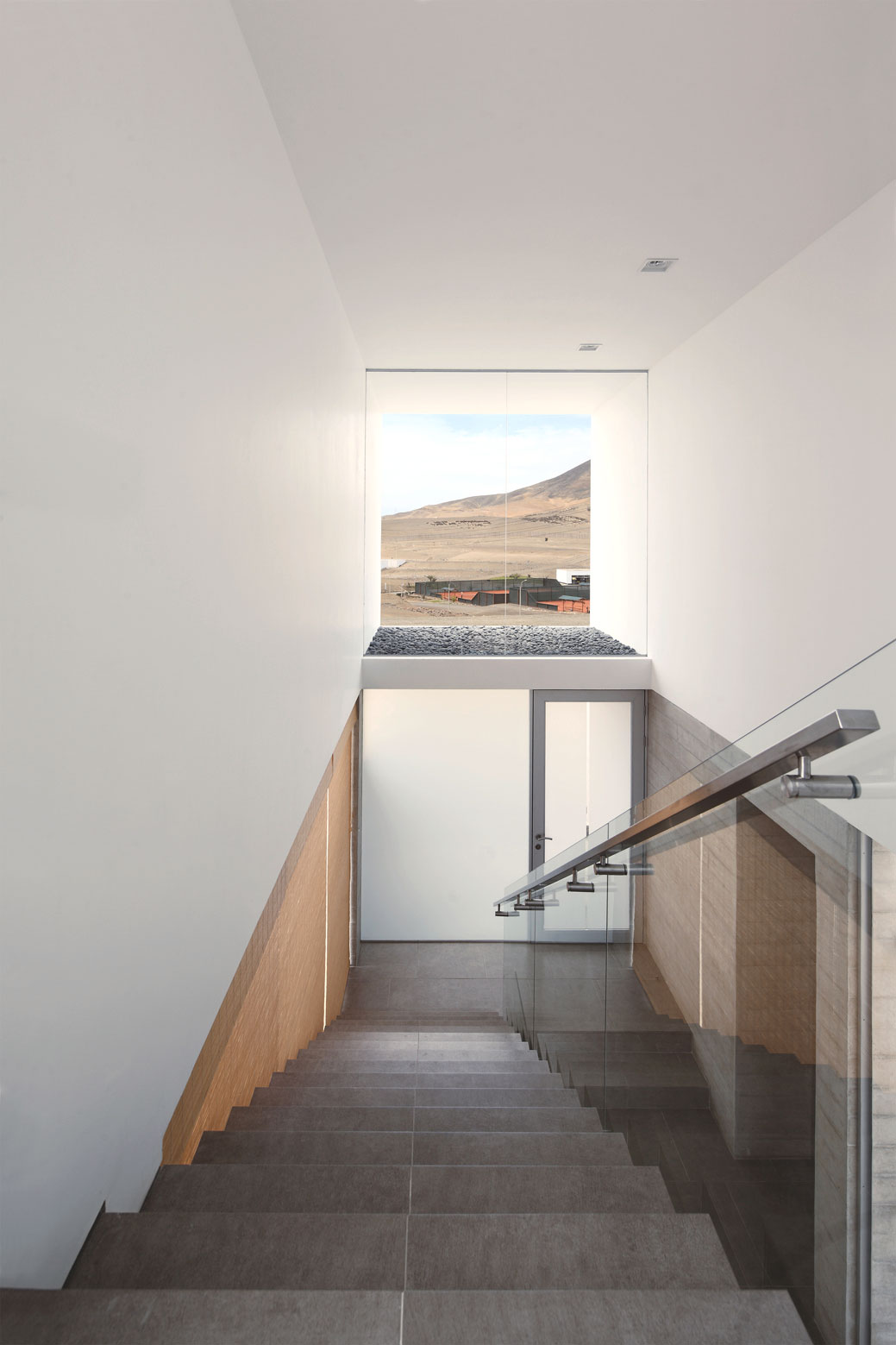 A Stunning Contemporary House with Spectacular Views Over the Bay in the Pucusana District by Domenack Arquitectos (15)