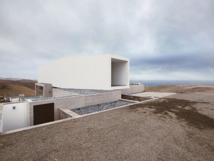 A Stunning Contemporary House with Spectacular Views Over the Bay in the Pucusana District by Domenack Arquitectos (2)