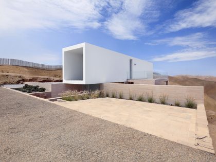 A Stunning Contemporary House with Spectacular Views Over the Bay in the Pucusana District by Domenack Arquitectos (4)