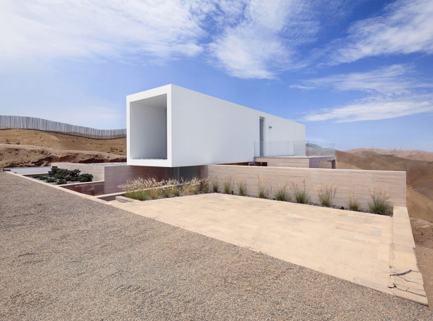 A Stunning Contemporary House with Spectacular Views Over the Bay in the Pucusana District by Domenack Arquitectos (4)