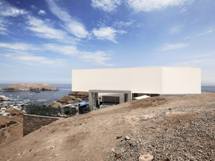 A Stunning Contemporary House with Spectacular Views Over the Bay in the Pucusana District by Domenack Arquitectos (5)