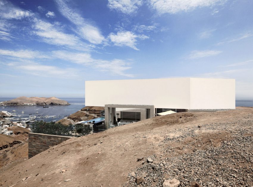 A Stunning Contemporary House with Spectacular Views Over the Bay in the Pucusana District by Domenack Arquitectos (5)