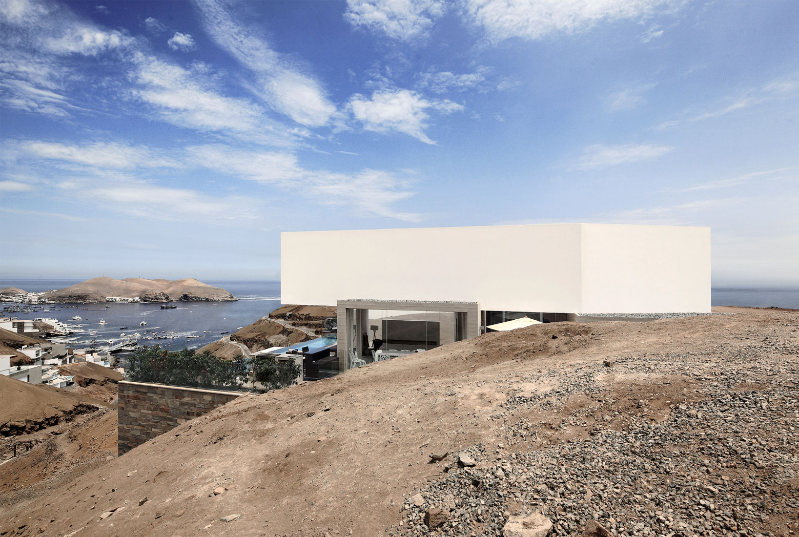 A Stunning Contemporary House with Spectacular Views Over the Bay in the Pucusana District by Domenack Arquitectos (5)
