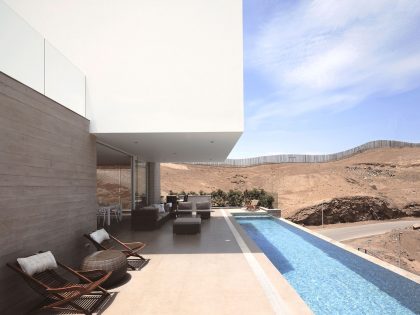 A Stunning Contemporary House with Spectacular Views Over the Bay in the Pucusana District by Domenack Arquitectos (6)