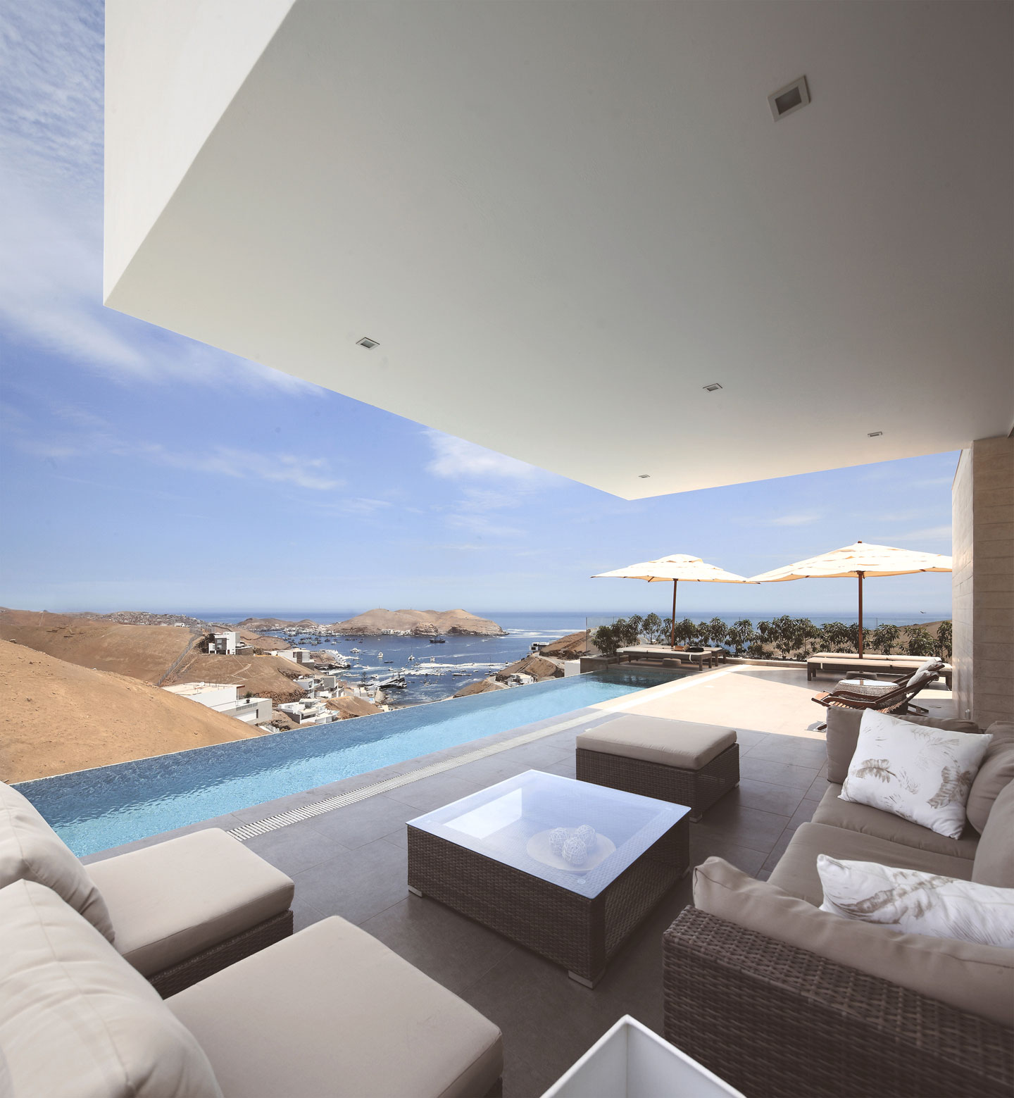 A Stunning Contemporary House with Spectacular Views Over the Bay in the Pucusana District by Domenack Arquitectos (7)