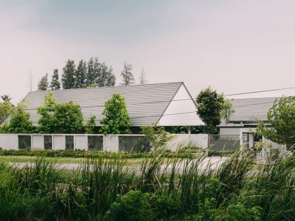 A Stunning Contemporary Triangle House with Gabled Walls in Nakhon Pathom, Thailand by Phongphat Ueasangkhomset (1)