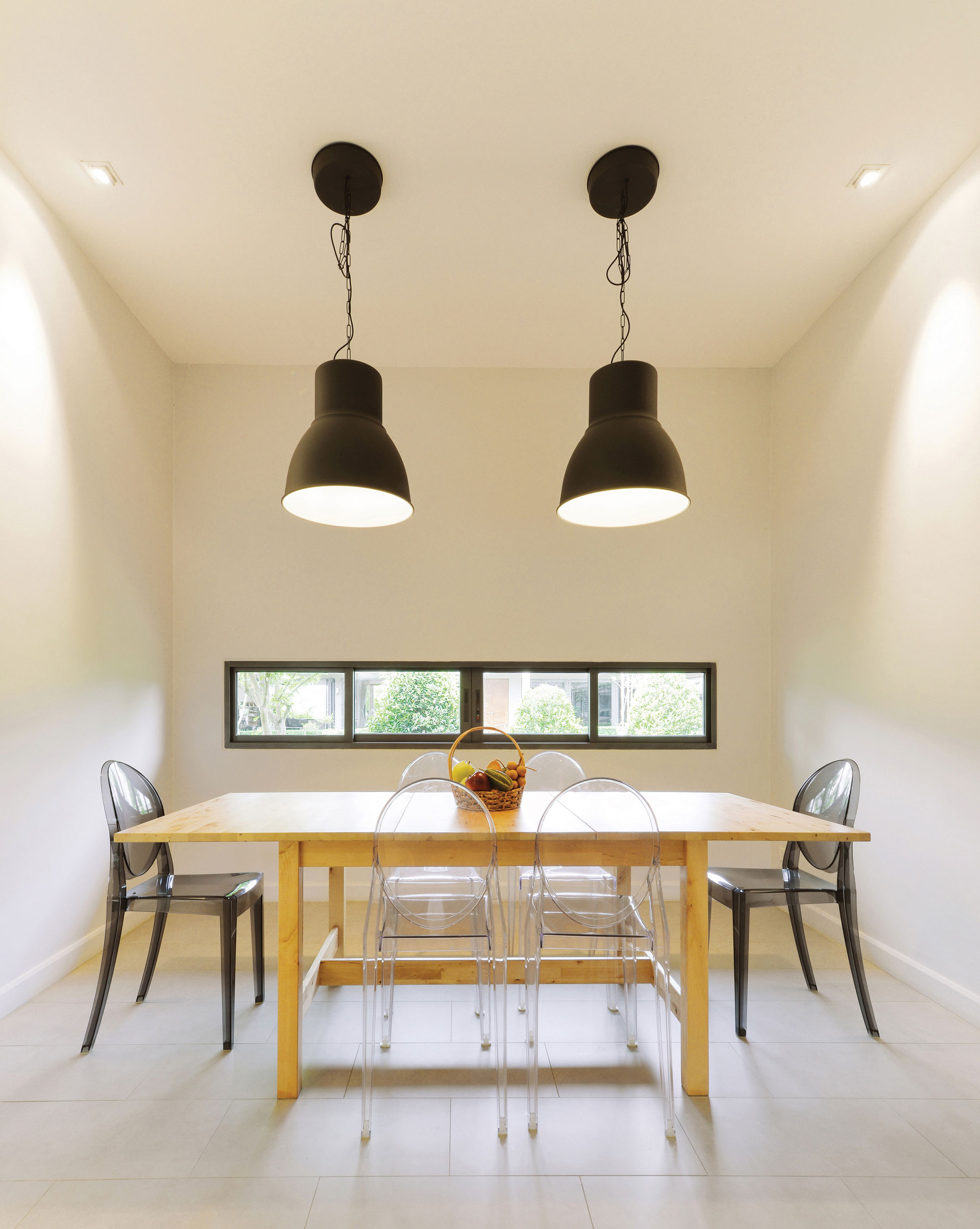 A Stunning Contemporary Triangle House with Gabled Walls in Nakhon Pathom, Thailand by Phongphat Ueasangkhomset (11)