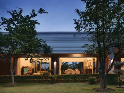 A Stunning Contemporary Triangle House with Gabled Walls in Nakhon Pathom, Thailand by Phongphat Ueasangkhomset (17)