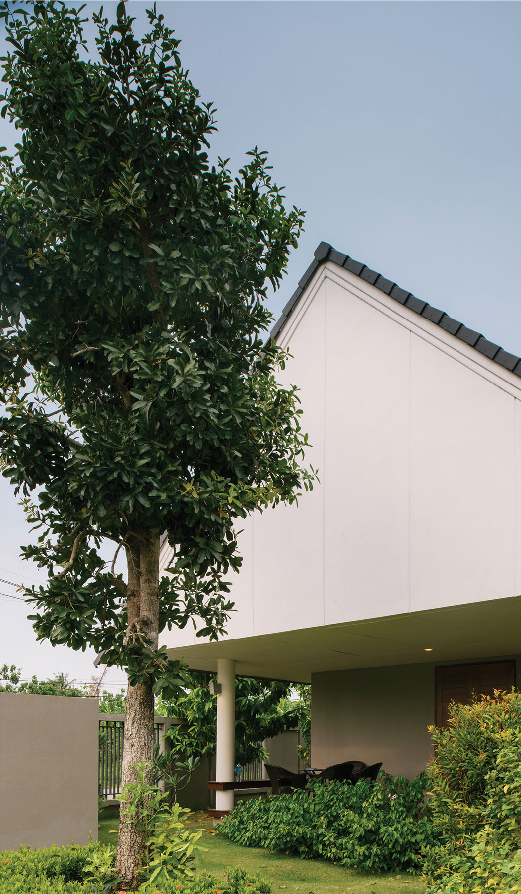 A Stunning Contemporary Triangle House with Gabled Walls in Nakhon Pathom, Thailand by Phongphat Ueasangkhomset (3)