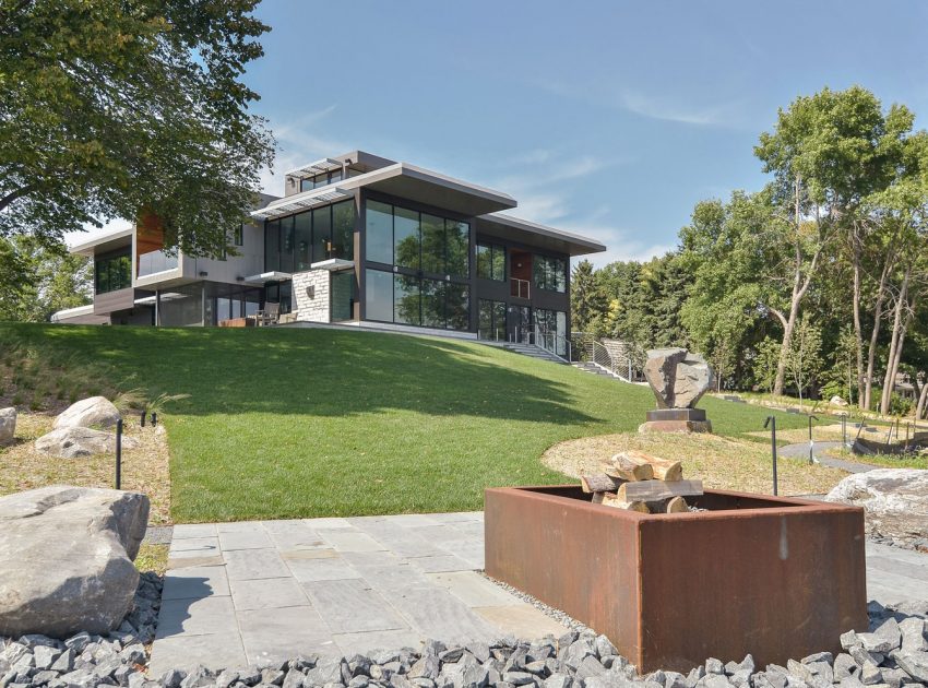 A Stunning Glass Lake House with Modern Silhouette of Earthy Materials in Minnesota by Rosenow | Peterson Design (1)