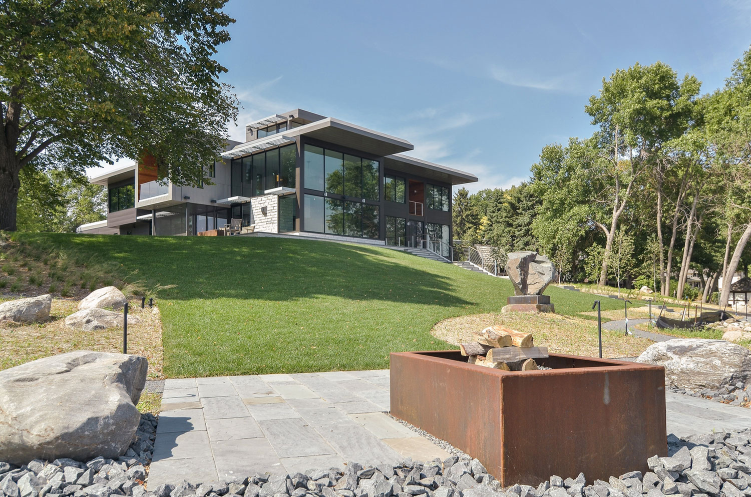 A Stunning Glass Lake House with Modern Silhouette of Earthy Materials in Minnesota by Rosenow | Peterson Design (1)