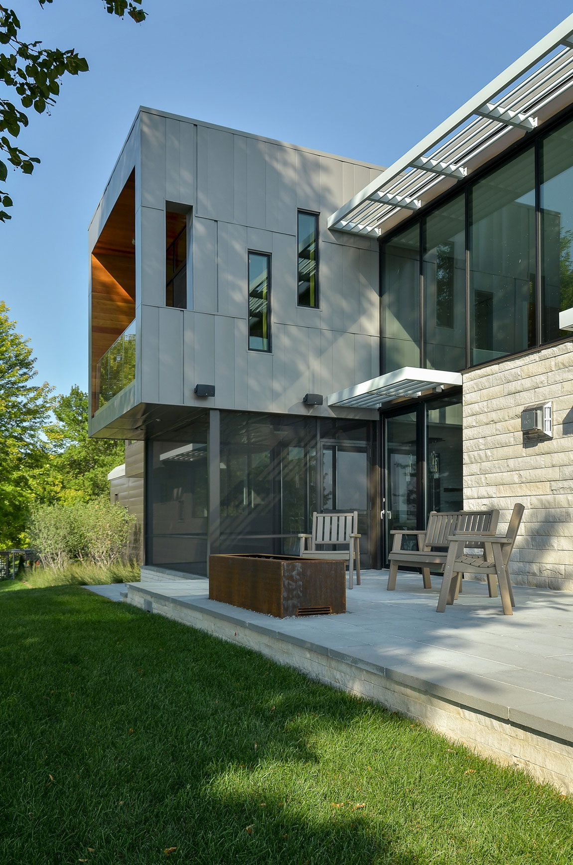 A Stunning Glass Lake House with Modern Silhouette of Earthy Materials in Minnesota by Rosenow | Peterson Design (10)