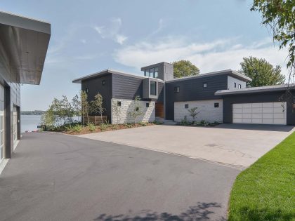 A Stunning Glass Lake House with Modern Silhouette of Earthy Materials in Minnesota by Rosenow | Peterson Design (11)