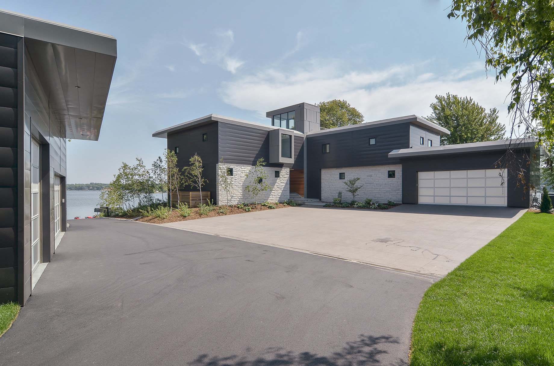 A Stunning Glass Lake House with Modern Silhouette of Earthy Materials in Minnesota by Rosenow | Peterson Design (11)