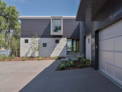 A Stunning Glass Lake House with Modern Silhouette of Earthy Materials in Minnesota by Rosenow | Peterson Design (12)