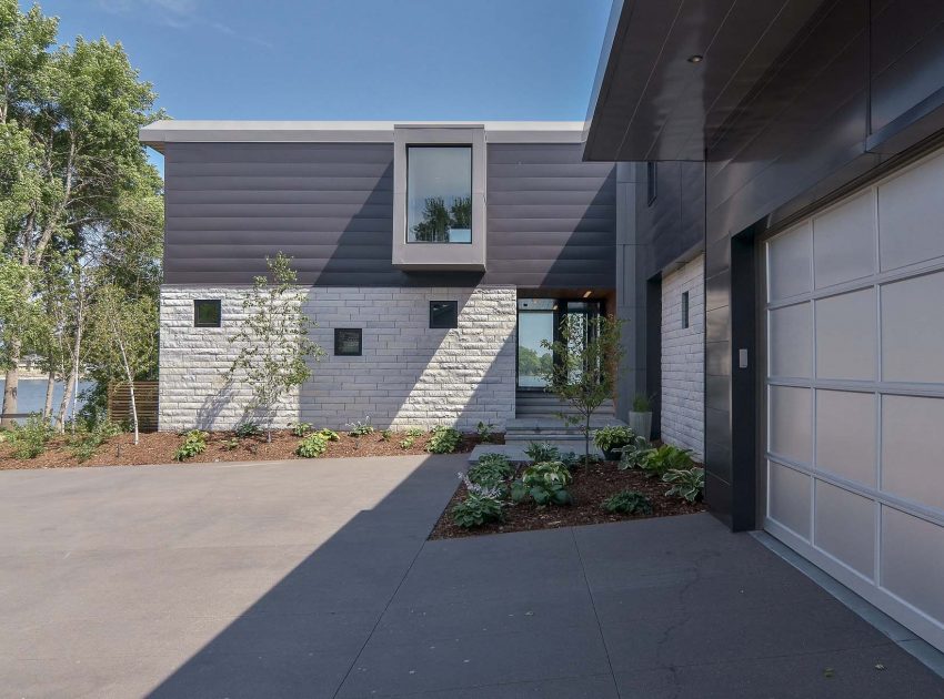 A Stunning Glass Lake House with Modern Silhouette of Earthy Materials in Minnesota by Rosenow | Peterson Design (12)