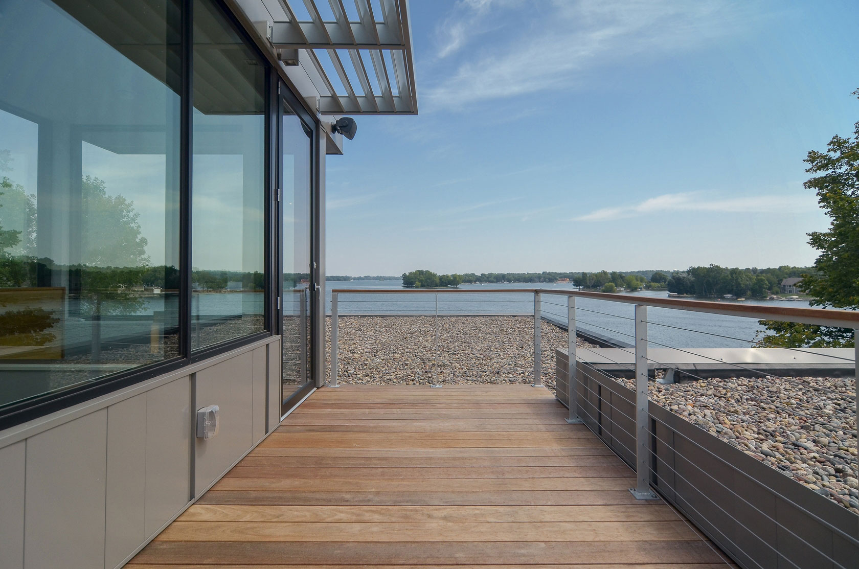 A Stunning Glass Lake House with Modern Silhouette of Earthy Materials in Minnesota by Rosenow | Peterson Design (17)