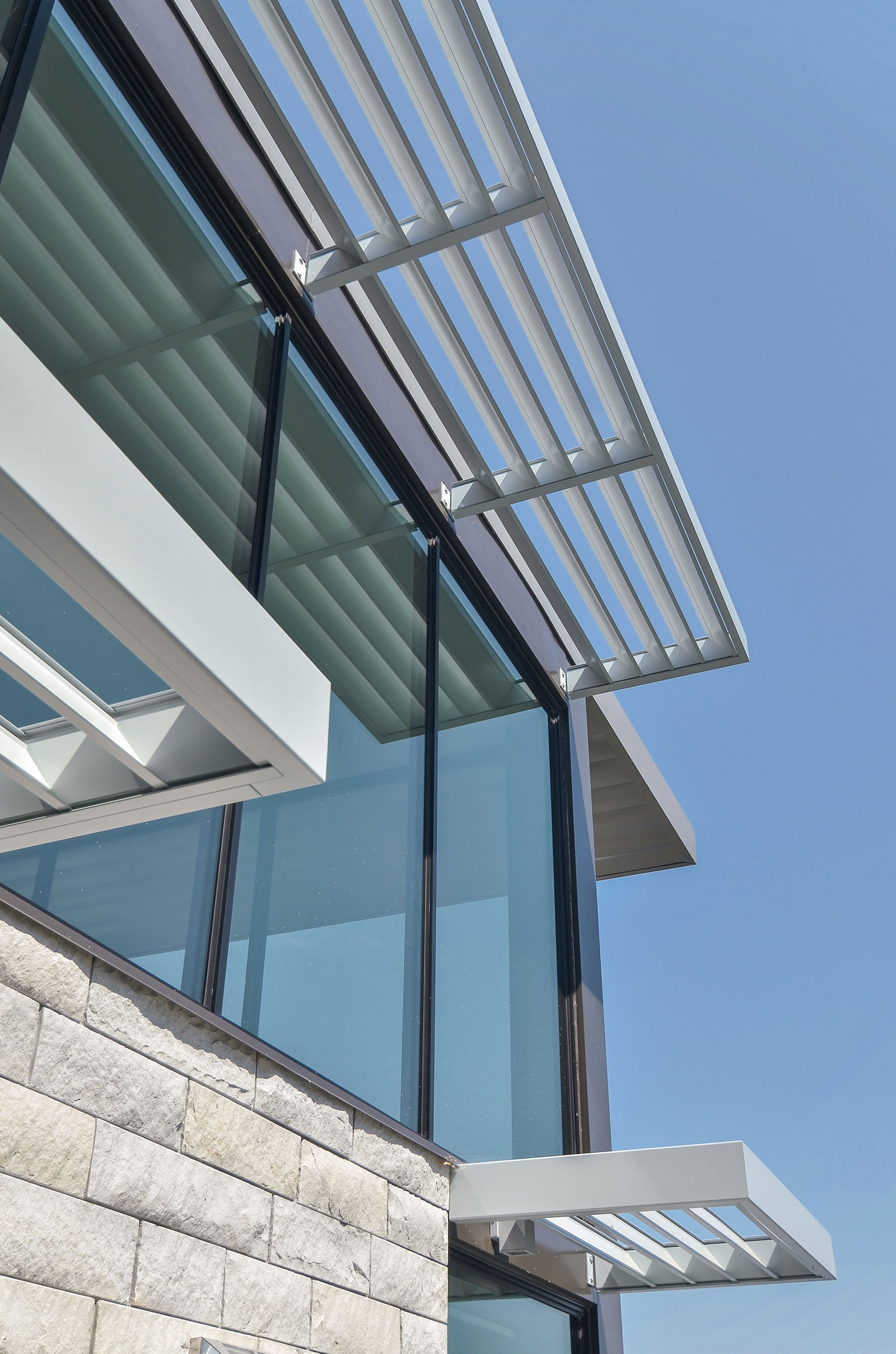 A Stunning Glass Lake House with Modern Silhouette of Earthy Materials in Minnesota by Rosenow | Peterson Design (18)