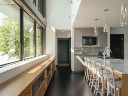 A Stunning Glass Lake House with Modern Silhouette of Earthy Materials in Minnesota by Rosenow | Peterson Design (25)