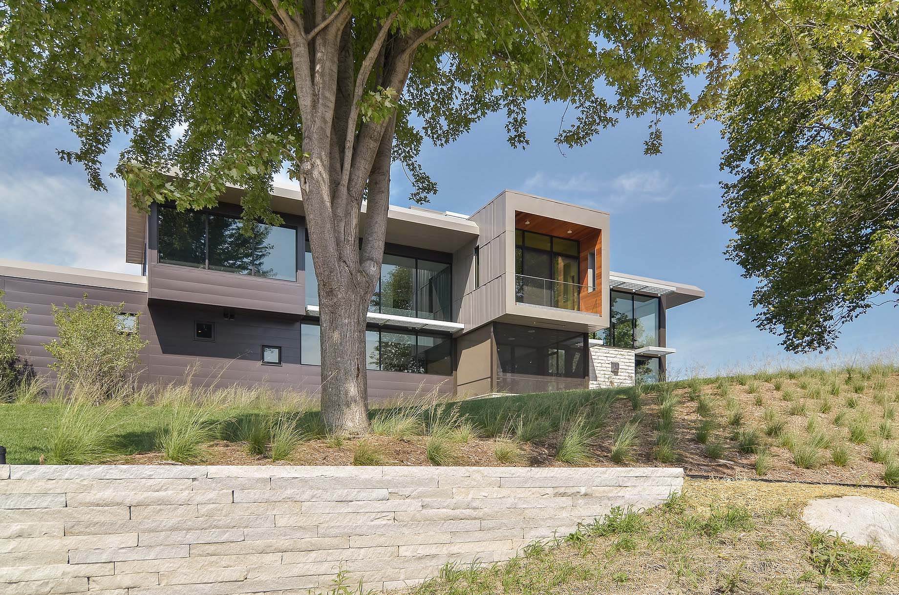 A Stunning Glass Lake House with Modern Silhouette of Earthy Materials in Minnesota by Rosenow | Peterson Design (3)