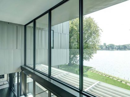 A Stunning Glass Lake House with Modern Silhouette of Earthy Materials in Minnesota by Rosenow | Peterson Design (36)