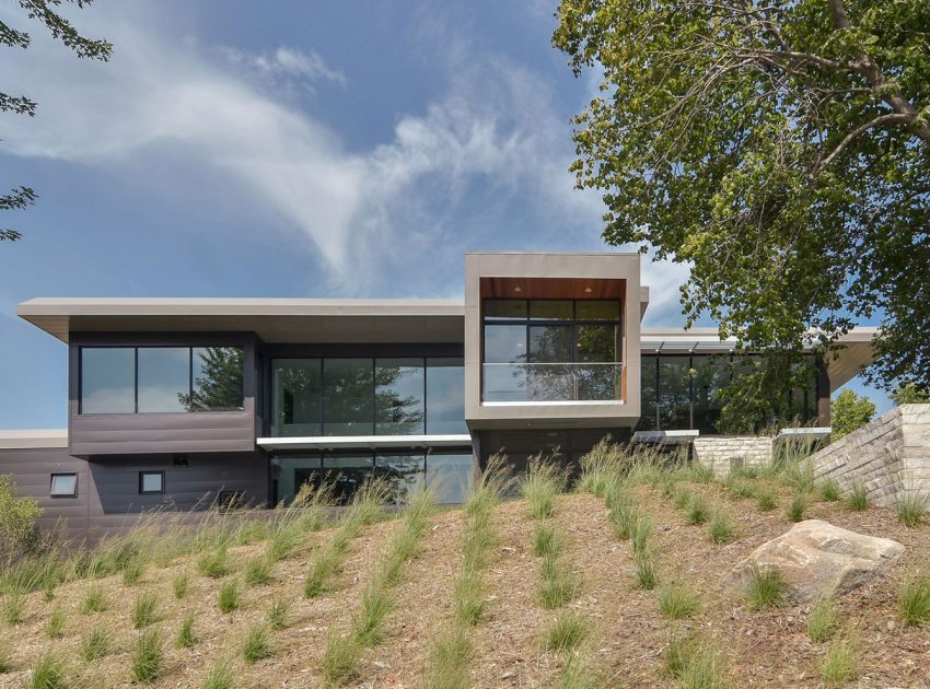 A Stunning Glass Lake House with Modern Silhouette of Earthy Materials in Minnesota by Rosenow | Peterson Design (7)