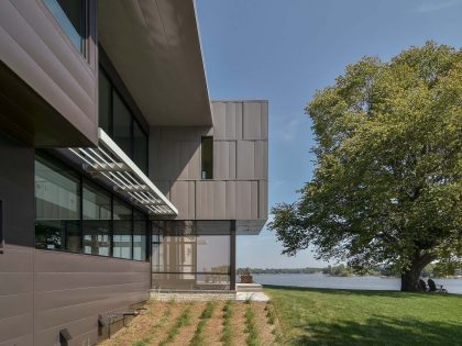 A Stunning Glass Lake House with Modern Silhouette of Earthy Materials in Minnesota by Rosenow | Peterson Design (8)