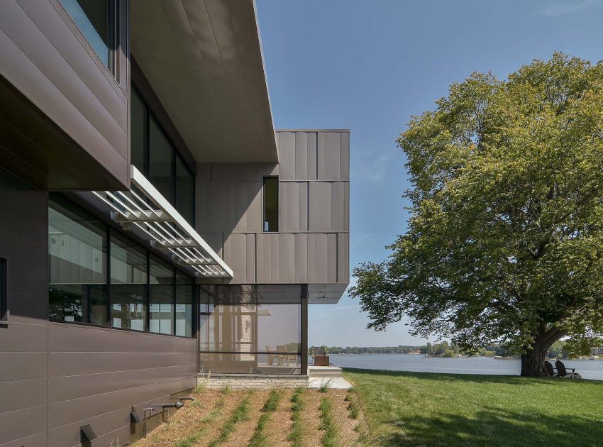 A Stunning Glass Lake House with Modern Silhouette of Earthy Materials in Minnesota by Rosenow | Peterson Design (8)