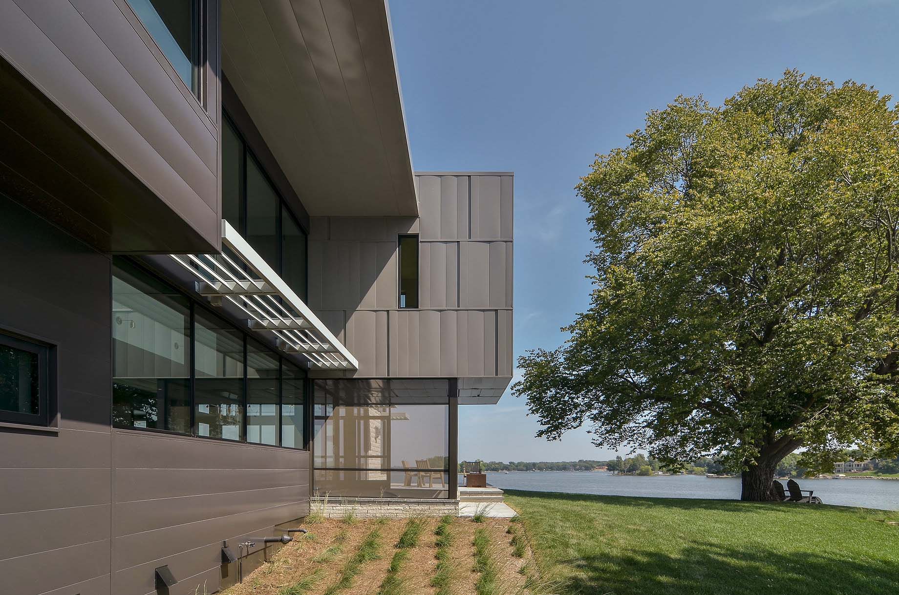 A Stunning Glass Lake House with Modern Silhouette of Earthy Materials in Minnesota by Rosenow | Peterson Design (8)