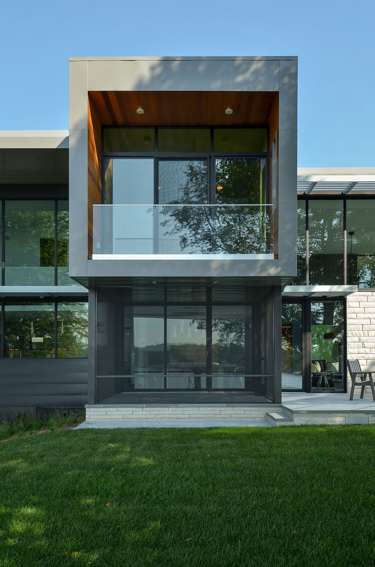 A Stunning Glass Lake House with Modern Silhouette of Earthy Materials in Minnesota by Rosenow | Peterson Design (9)