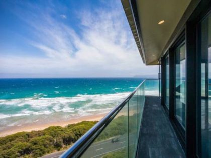 A Stunning Modern Hillside Home Perched above the Spectacular Ocean Road in Fairhaven, Australia by F2 Architecture (10)