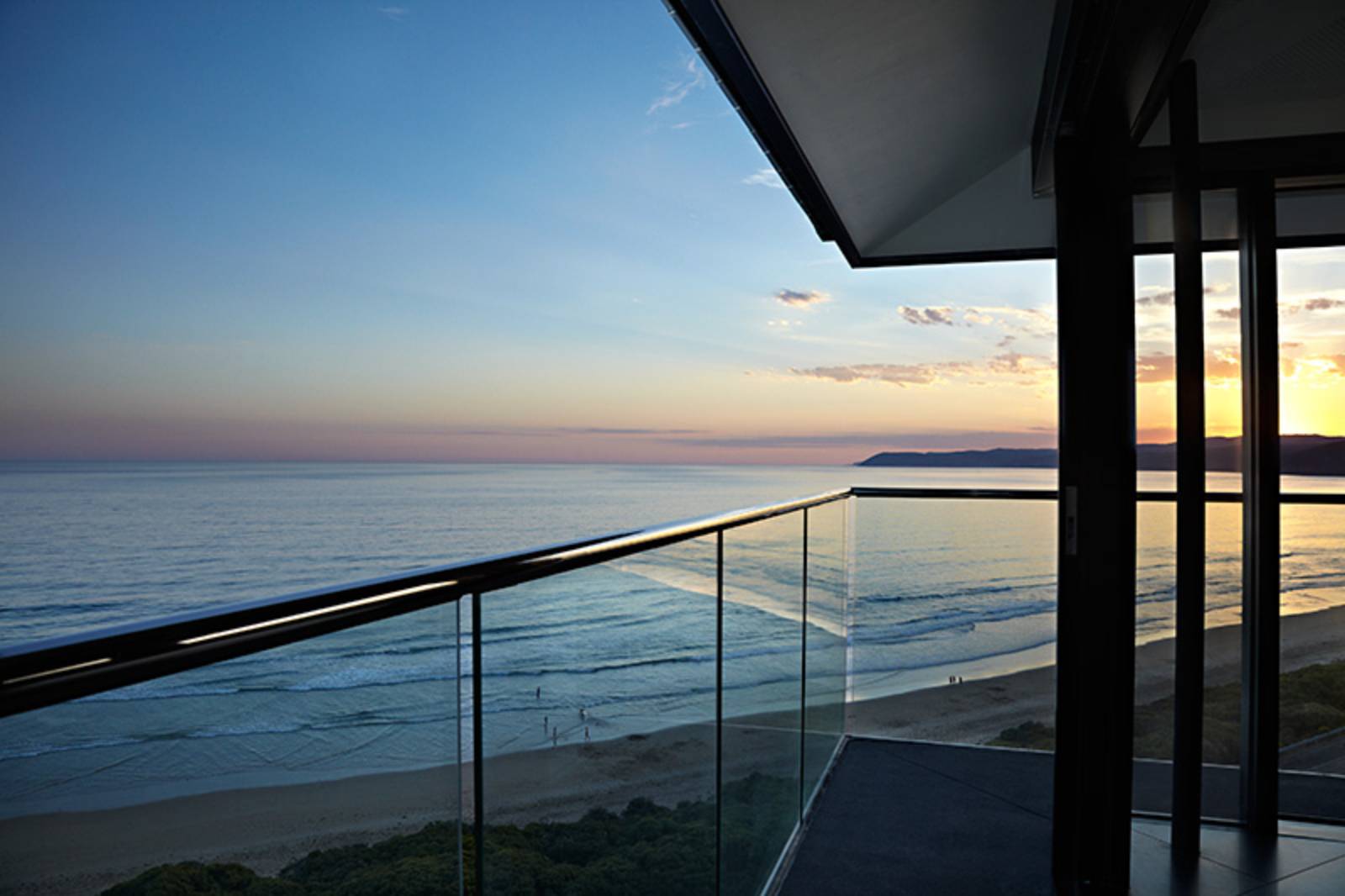 A Stunning Modern Hillside Home Perched above the Spectacular Ocean Road in Fairhaven, Australia by F2 Architecture (9)