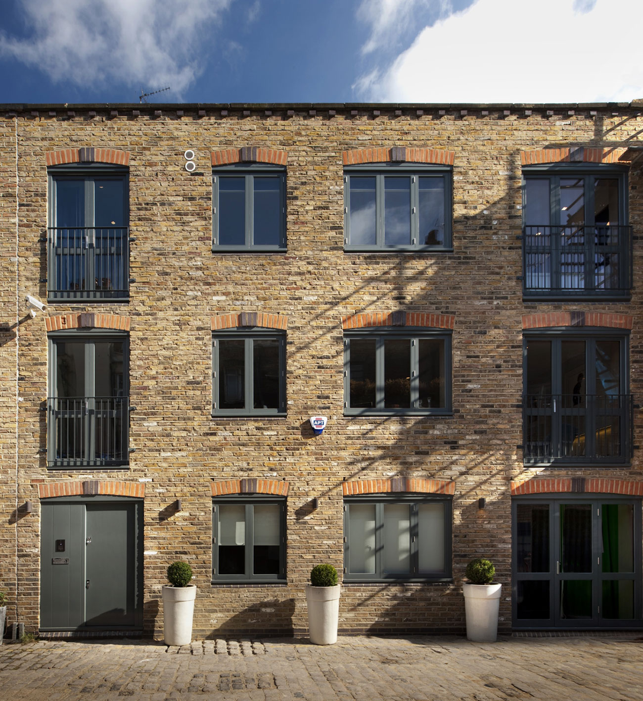 A Stunning Modern House with an Elegant Twist in London by TG-STUDIO (18)