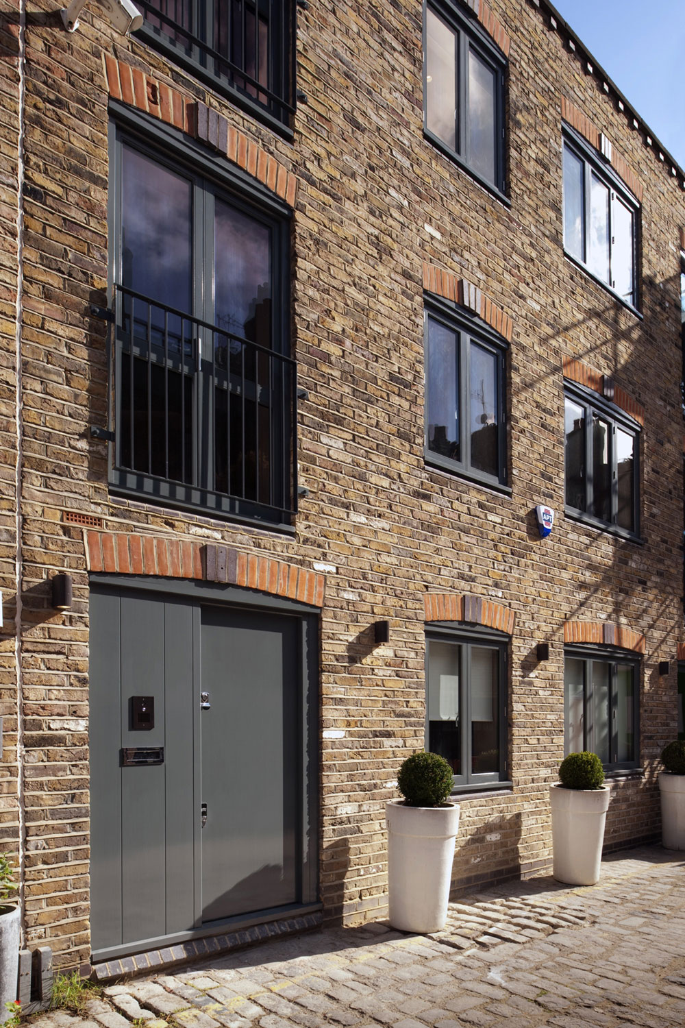 A Stunning Modern House with an Elegant Twist in London by TG-STUDIO (20)