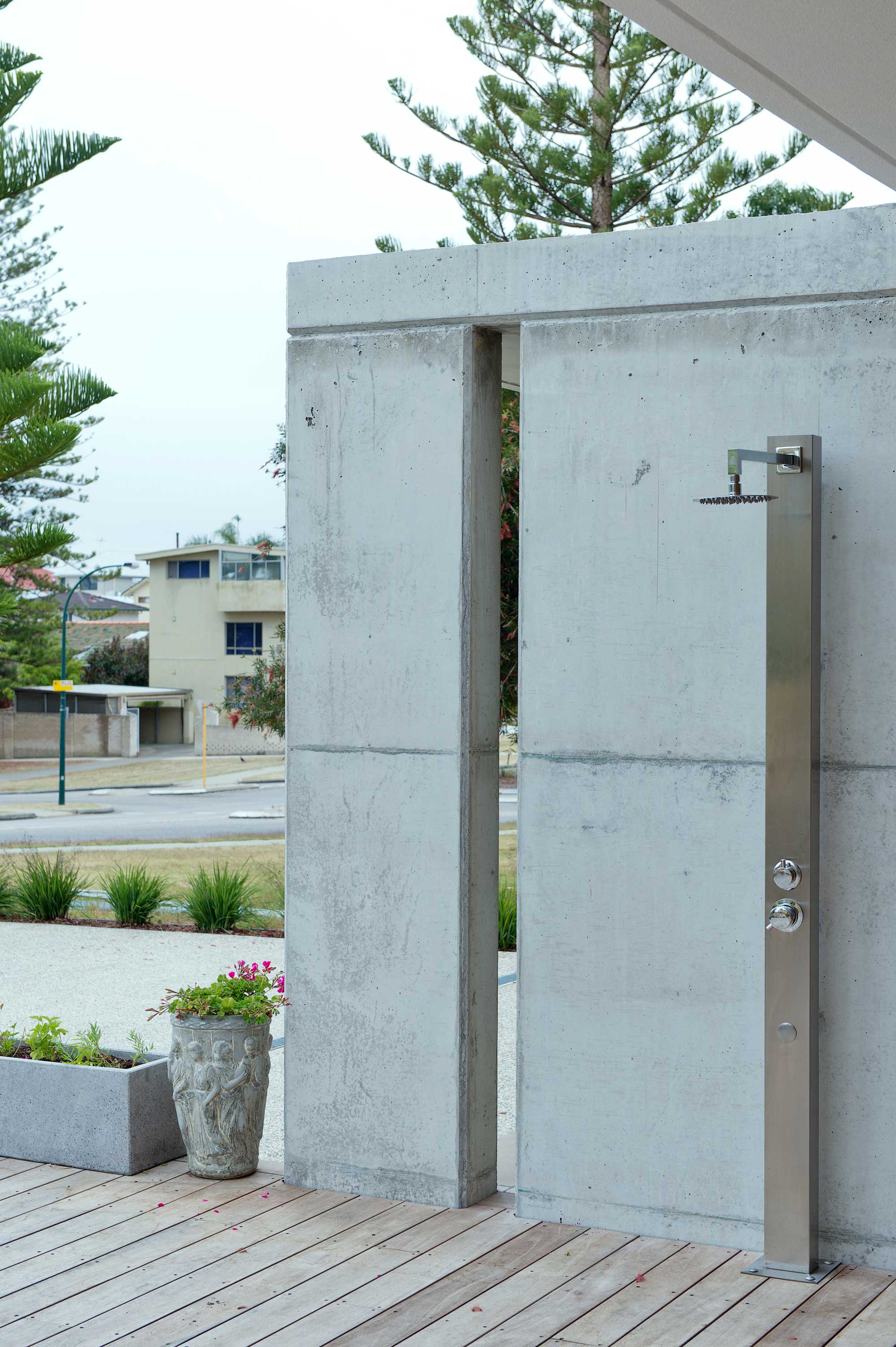 A Stunning and Luminous Home with Roof Garden and Ocean Views in Cottesloe Beach by Paul Burnham Architect (10)