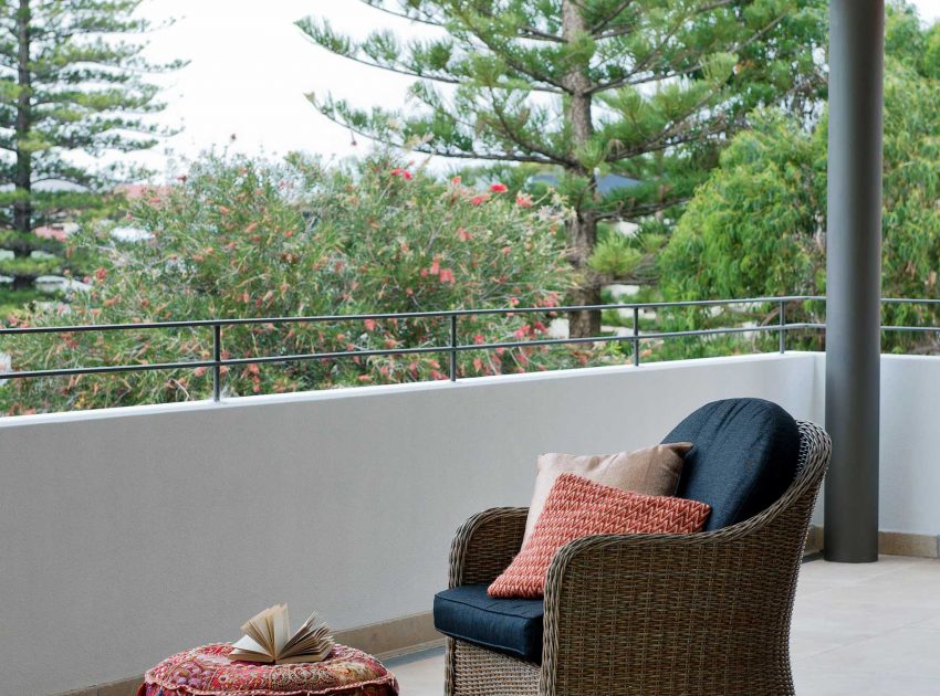 A Stunning and Luminous Home with Roof Garden and Ocean Views in Cottesloe Beach by Paul Burnham Architect (12)