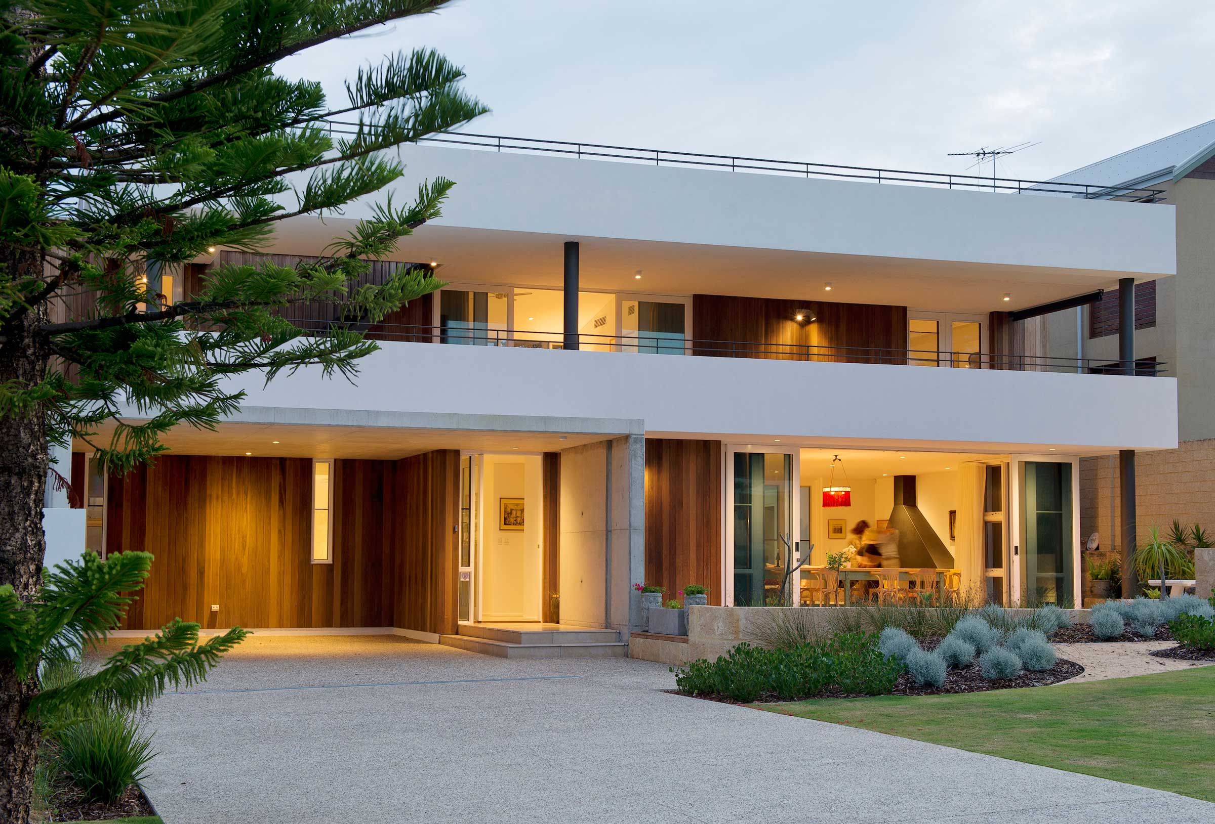 A Stunning and Luminous Home with Roof Garden and Ocean Views in Cottesloe Beach by Paul Burnham Architect (2)
